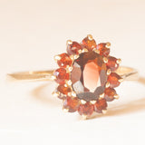 Anello a margherita vintage in oro giallo 9K con granati (1ctw ca.), anni ‘70