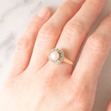 Anello a margherita antico in oro giallo 14K e argento con perla bianca e diamanti di taglio rosetta (0.24ctw ca.), anni ‘10
