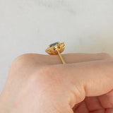 Anello a margherita vintage in oro giallo 18K con zaffiro (0.70ct ca.) e diamanti di taglio brillante (0.40ctw ca.), anni ‘80/‘90