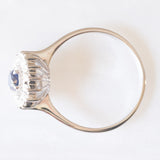 Anello a margherita vintage in oro bianco 18K con zaffiro (0.40ct ca.) e diamanti (0.16ctw ca.), anni ‘60/‘70