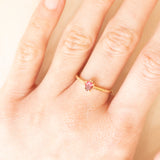 Anello vintage in oro giallo 10K con spinello rosa sintetico (0.30ct ca.) e diamanti