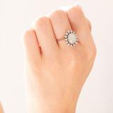 Anello a margherita vintage in oro bianco 14K con opale (1.70ct ca.) e diamanti di taglio brillante (0.40ctw ca.), anni ‘60