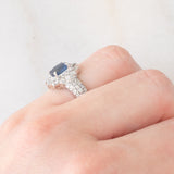 Anello a margherita a fascia in platino con zaffiro (1ct) e diamanti (1ctw), anni ‘80