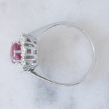 Anello a margherita vintage in oro bianco 14K con rubino (1.15ct ca.) e diamanti (0.15ctw ca.), anni ‘70