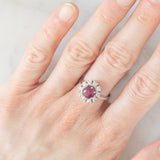 Anello a margherita vintage in oro bianco 14K con rubino (1.15ct ca.) e diamanti (0.15ctw ca.), anni ‘70