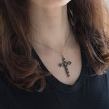 Pendente antico a forma di croce in argento e oro giallo 14K con diamanti di taglio rosetta, inizio ‘800