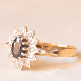 Anello a margherita vintage in oro giallo e bianco 9K con zaffiro (0.60ct ca.) e diamanti (0.14ctw ca.), anno 1991