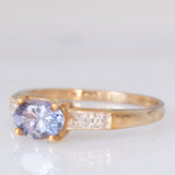 Solitario moderno in oro giallo 9K con tanzanite (0.70ct ca.) e zirconi bianchi