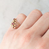 Anello “quadruplo” vintage in oro giallo 18K con paste di vetro rosse e perline bianche, anni ‘60