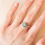 Anello vintage in oro giallo e bianco 9K con topazi azzurri (1.30ctw ca.) e diamanti, anni ‘90/anni ‘2000