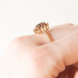 Anello a margherita vintage in oro giallo 9K con granati (1ctw ca.), anni ‘70