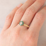 Anello a fiore vintage in oro giallo 9K con smeraldi (0.36ctw ca.) e diamante (0.01ct ca.), anni ‘70/‘80