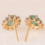 Orecchini a margherita in oro giallo 9K con smeraldi (0.80ctw ca.) e diamanti (0.12ctw ca.), anni ‘70/‘80