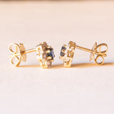 Orecchini a margherita vintage in oro giallo e bianco 14K con zaffiri (0.50ctw ca.) e diamanti di taglio brillante (0.24ctw ca.), anni ‘60