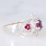 Anello a fiore vintage in platino con rubini (0.63ctw) e diamanti (0.85ctw), anni ‘90/anno ‘2000