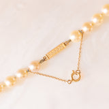 Collana vintage con filo di perle bianche e con chiusura in oro giallo 18K
