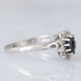 Anello a margherita vintage in platino con zaffiro (0.45ct ca.) e diamanti (0.14ctw ca.), anno 2006