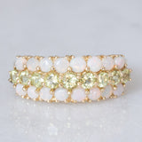 Tripla veretta in oro giallo 14K con peridoti verdi (1ctw ca.) e opali (0.80ctw ca.), anni ‘80