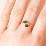Anello contrarier vintage francese in oro giallo 18K con zaffiri (0.60ctw ca.) e diamanti di taglio brillante (0.18ctw ca.), anni ‘70