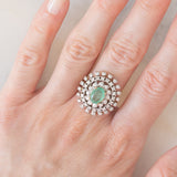 Anello a margherita in oro giallo e bianco o 9K con smeraldo (0.80ct ca.) e diamanti (0.78ctw ca.), anni ‘70