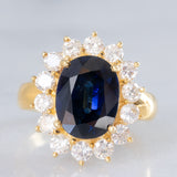 Anello a margherita vintage in oro giallo 18K con zaffiro (4.40ct ca.) e diamanti di taglio brillante (1.68ctw ca.), anni ‘70/‘80