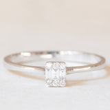 Anello moderno in oro bianco 14K con diamanti di taglio brillante e di taglio baguette (0.15ctw ca.)