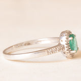 Anello a margherita vintage in oro bianco 9K con smeraldo (0.35ct ca.) e diamanti (0.15ctw ca.), anni ‘90
