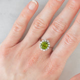 Anello a margherita vintage in oro bianco 14K con peridoto verde (2.60ct ca.) e diamanti di taglio brillante (0.36ctw ca.), anni ‘70/‘80