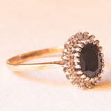Anello a margherita vintage in oro giallo e bianco 9K con zaffiro (1ct ca.) e diamanti (0.20ctw ca.), anni ‘60/‘70