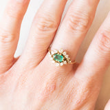 Anello a margherita vintage in oro giallo 14K con smeraldo (0.35ct ca.) e diamanti (0.50ctw ca.), anni ‘70