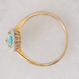 Anello a margherita a goccia in oro giallo 9K con apatite (0.59ct) e zirconi bianchi