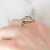 Anello a margherita vintage in oro giallo 18K con zaffiro e diamanti di taglio brillante (0.30ctw ca.), anni ‘70