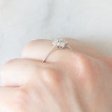 Anello a margherita vintage in oro bianco 14K con diamanti di taglio brillante (0.55ctw ca.), anni ‘80