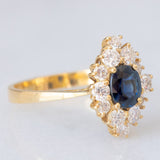Anello a margherita navette in oro giallo 18K con zaffiro (1ct ca.) e diamanti di taglio brillante (0.75ctw ca.), anni ‘60/‘70