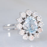 Anello a margherita in oro bianco 18K con acquamarina (1.10ct ca.) e diamanti di taglio brillante (1ctw ca.), anni ‘70