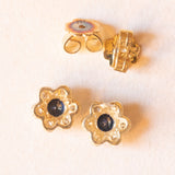 Orecchini a margherita vintage in oro giallo e bianco 14K con zaffiri (0.50ctw ca.) e diamanti di taglio brillante (0.24ctw ca.), anni ‘60