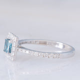 Anello a margherita vintage in oro bianco 18K con diamante blu (0.54ct) e diamanti bianchi (0.40ctw)