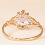 Anello a fiore vintage in oro giallo e bianco 9K con zaffiri rosa sintetici (0.80ctw ca.) e diamanti, anno 1981