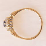 Anello a margherita vintage in oro giallo e bianco 9K con zaffiro (0.40ct ca.) e diamanti (0.14ctw ca.)