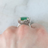 Anello a margherita vintage in oro bianco 14K con smeraldo (5.50ct ca.) e diamanti di taglio brillante (1.65ctw ca.), anni ‘70