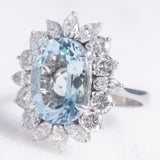 Anello a margherita vintage in oro bianco 8K con acquamarina (5.18ct ca.) e diamanti di taglio brillante e di taglio marquise (2.50ctw ca.), anni ‘70/‘80