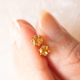 Orecchini punto luce vintage in oro giallo 9K con quarzi citrini (0.40ct ca.), anni ‘70