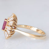 Anello ballerina vintage in oro giallo 14K con rubino (0.40ct ca.) e diamanti di taglio tapered (1ctw ca.), anni ‘70/‘80