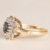 Anello a margherita vintage in oro giallo e bianco 9K con zaffiro (0.60ct ca.) e diamanti (0.12ctw ca.), anno 1982