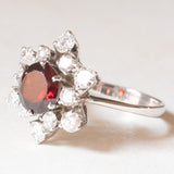 Anello a fiocco di neve vintage in oro bianco 18K con granato (2ct ca.) e diamanti di taglio brillante (1.50ctw ca.), anni ‘80