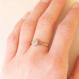 Anello a fiore vintage in oro giallo e bianco 9K con diamanti (0.12ctw ca.), anni ‘80