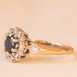 Anello a margherita vintage in oro giallo 9K con zaffiro (0.35ct ca.) e diamanti (0.14ctw ca.), anni ‘70/‘80