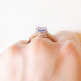 Anello da cocktail vintage in oro giallo e bianco 9K con tanzanite (3.20ct ca.) e diamanti (0.46ctw ca.)