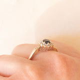 Anello a margherita vintage in oro giallo e bianco 9K con zaffiro (0.40ct ca.) e diamanti (0.14ctw ca.)