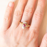 Anello ballerina vintage in oro giallo 18K con rubino di taglio a goccia (0.35ct ca.) e diamanti di taglio brillante e tapered (1ctw ca.), anni ‘70